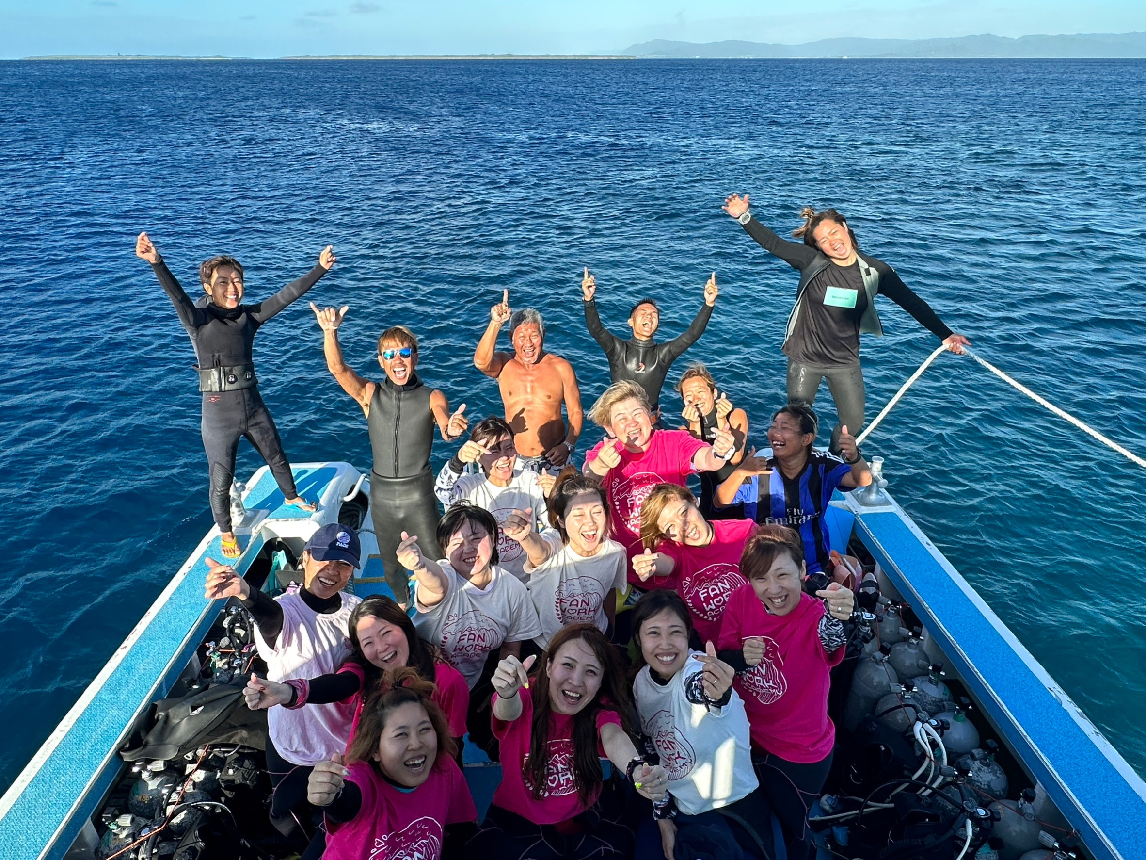 石垣島のダイビングショップサーフダイブお客様の声 原田さん船の上で集合写真