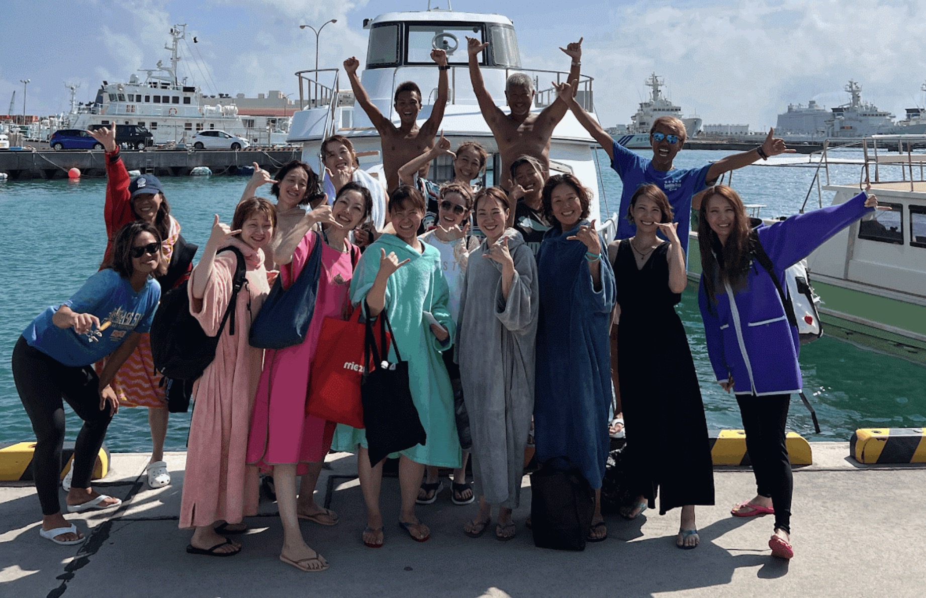 石垣島のダイビングショップサーフダイブお客様の声船の前で集合写真